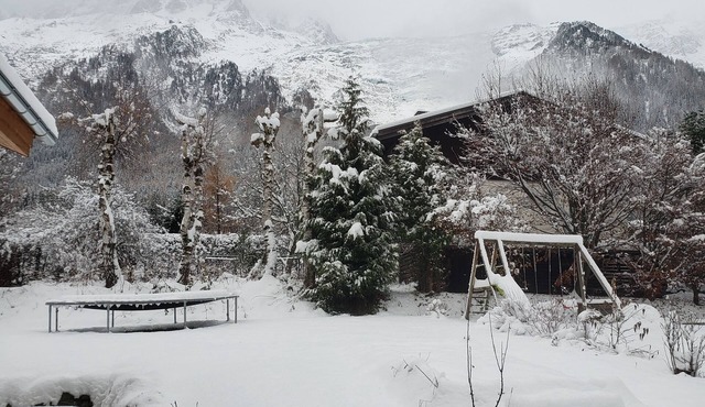 Chalet Beau Ski in the heart of the Chamonix valley, incredible view of the glacier