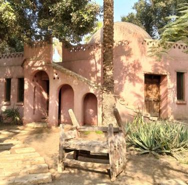 Chalet besides sakkara piramid