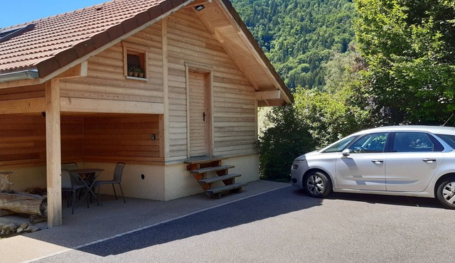 Chalet between lake and mountains with view and garden