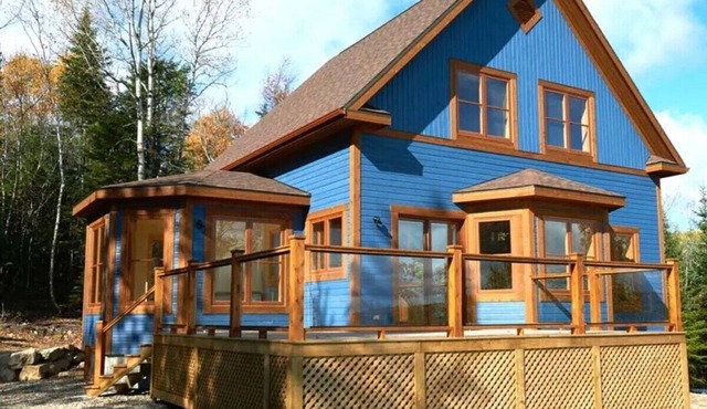 Chalet Bleu 55: Hot Tub, Views, Games & BBQ