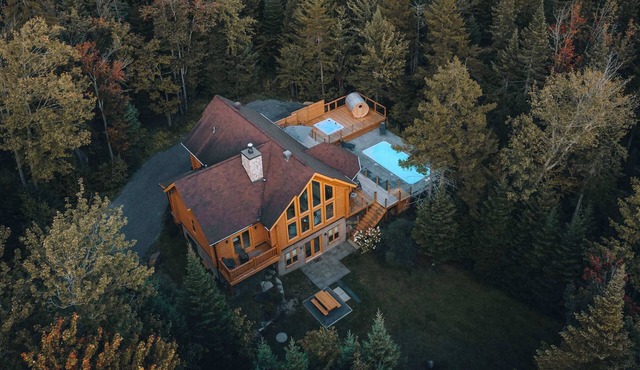 Chalet Blue Jay at Fiddler Lake with hot tub, sauna, and private pool.