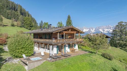Chalet Bockberg Ski in - Ski out & Whirlpool in Kitzbühel by ONE VILLAS