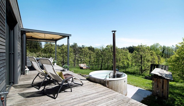 Chalet 'Bodensee Oberschwaben' with Private Terrace, Private Garden and Wi-Fi