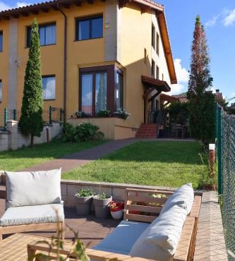 Chalet con jardín ideal para familias en Cantabria