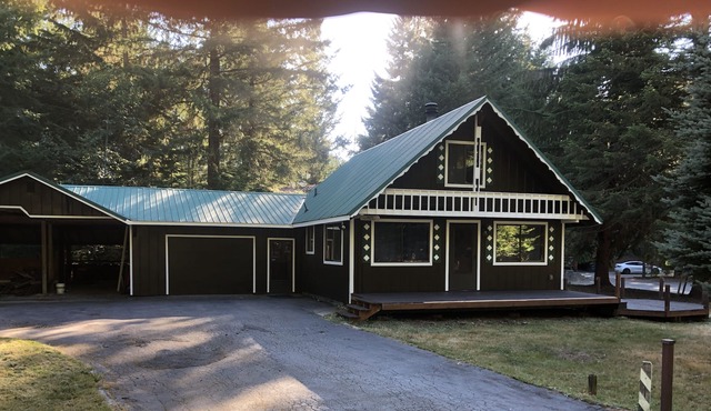 Chalet Crystal: Greenwater, WA 15-20 min to Crystal Mountain Ski area.