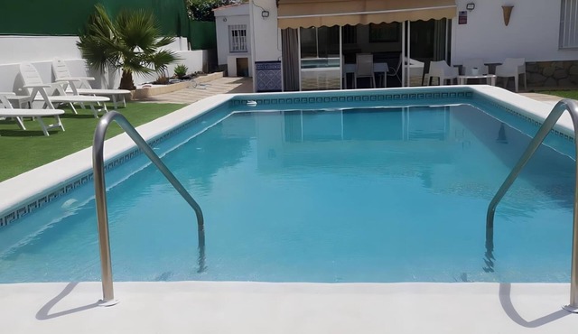 Chalet de Lujo con Piscina Privada y Terraza Ideal para Familias y Grupos en Se
