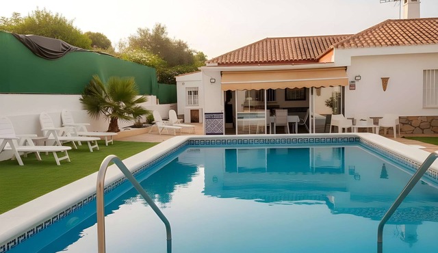 Chalet de Lujo con Piscina Privada cerca de Sevilla