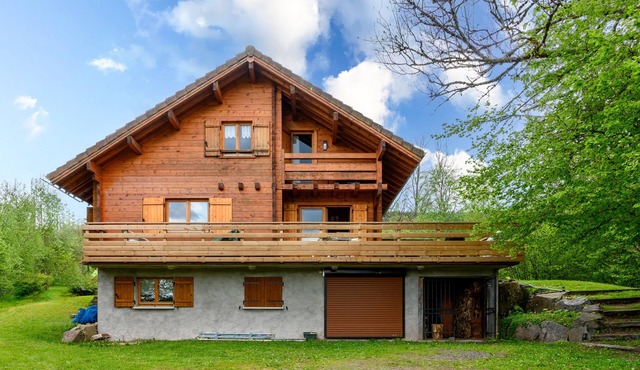 Chalet 'Du Wason' with Private Terrace, Garden, and Balcony