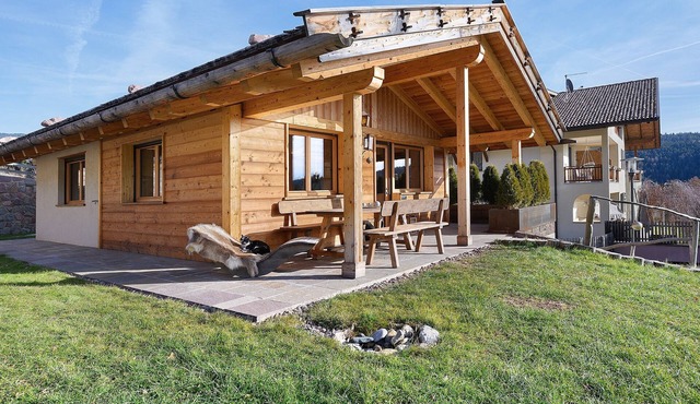 Chalet 'Hugo' with Mountain View, Shared Pool and Wi-Fi
