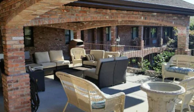 Chalet Inn & Suites Centerport