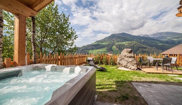 Chalet 'Heidi und Peter' with Mountain View, Sauna, Jacuzzi, Garden & Wi-Fi