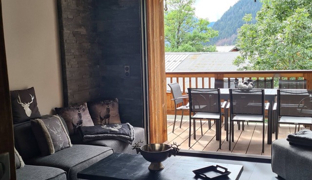 Chalet Le Cerf, sleeps 12/14. Jacuzzi, sauna.