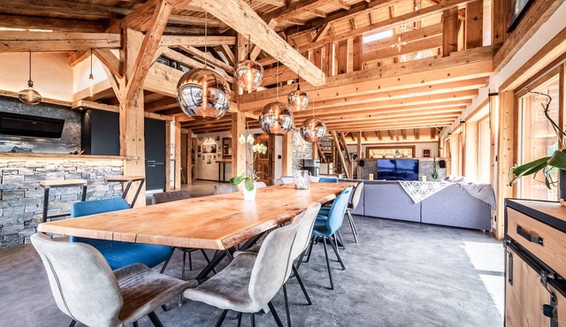 Chalet 'Le Perray Alpine Lodge' with Mountain View, Terrace and Wi-Fi