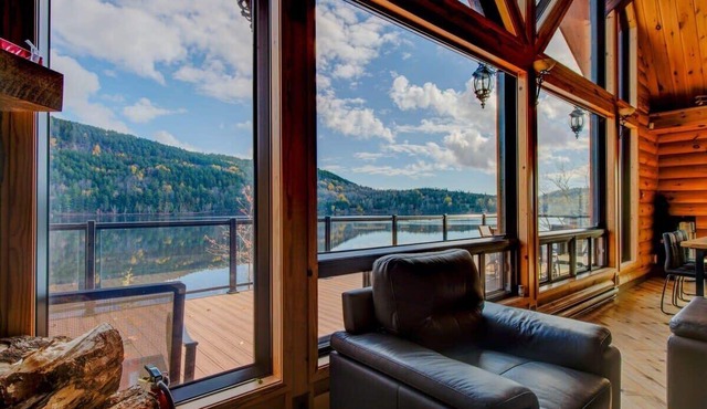 Chalet Le Trésor du Lac | Waterfront & Dock