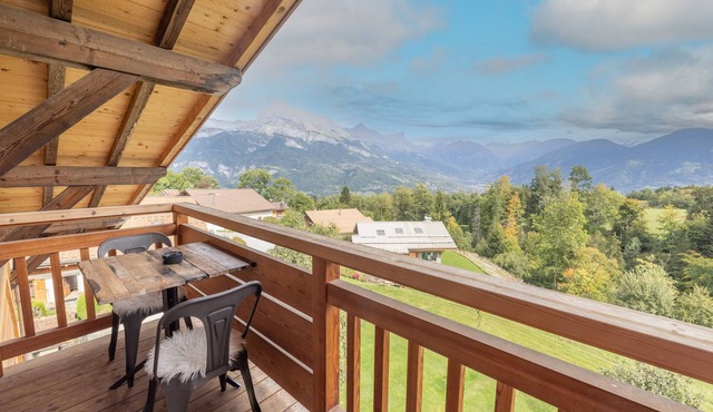Chalet 'Les Belles Des Champs' with Mountain View, Shared Garden and Wi-Fi