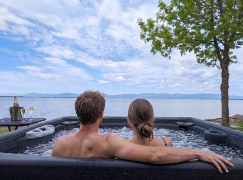 Chalet Loft #4 Waterfront with Spa, Fireplace and Wifi
