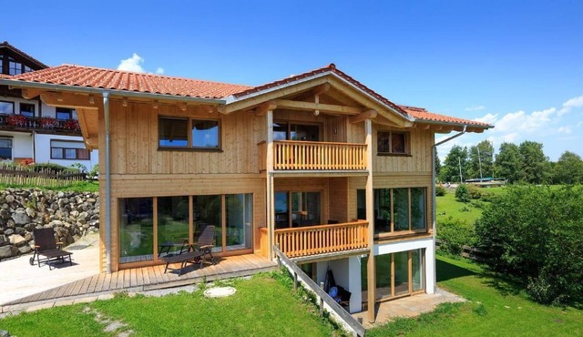 Chalet mit Blick auf das Wasser by Interhome