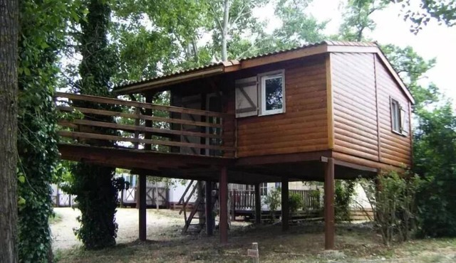 Chalet on stilts/terrace/air-conditioned/magnificent view of the park; sleeps 2 to 4 people—2 people included in the rate