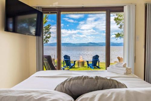 Chalet Studio #1 Waterfront with Spa Fireplace & Wifi