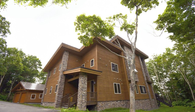 Chalet Tacito Niseko, Luxury 5 bedroom accommodation close to Annupuri Gondola.
