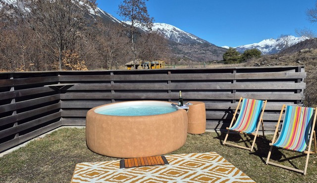CHALET TERRACE MOUNTAIN VIEW PRIVATE JACUZZI IN 3* CAMPSITE LE DOMAINE DES ECRINS