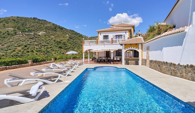Chalet 'Villa Javier En Sayalonga' with Mountain View, Wi-Fi and Air Conditioning