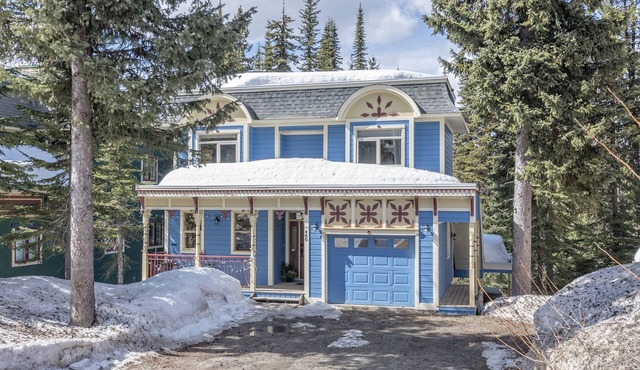 Chalet with two master bedrooms, two bunk rooms, hot tub-pet-friendly!