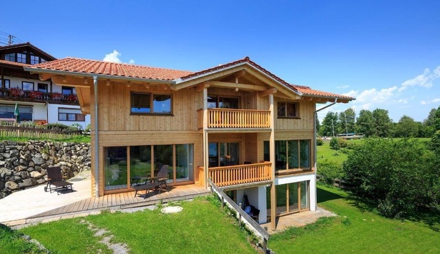Chalet with a view of the water