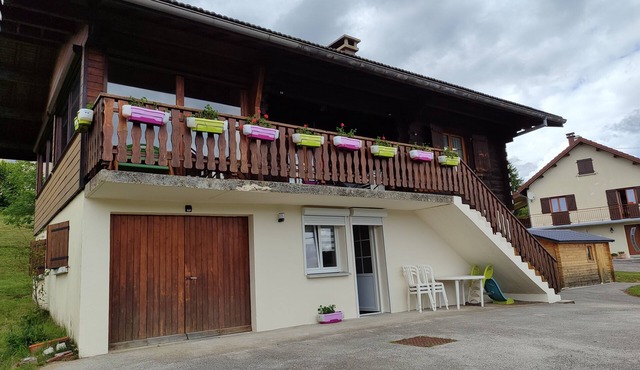 Chalet with fireplace (wood supplied) sleeps 10 (discount for stays of 3 nights or more)