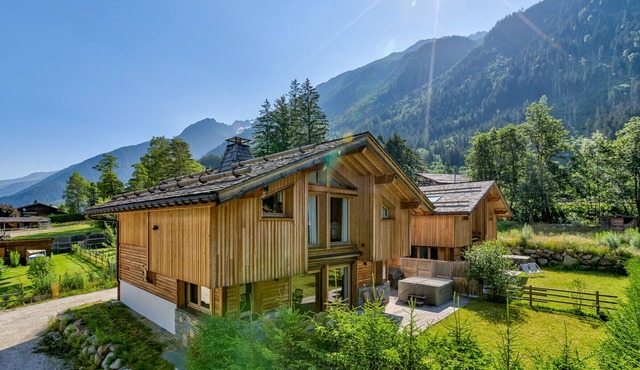 Chalet with Sauna & Hot Tub near Chamonix Centre