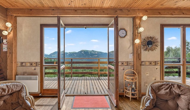 Chalet with Mountain Views, Private Garden and Balcony