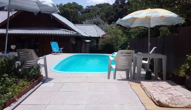 Chalet with pool in Gramado, central area, 3 bedrooms, fireplace, heating.