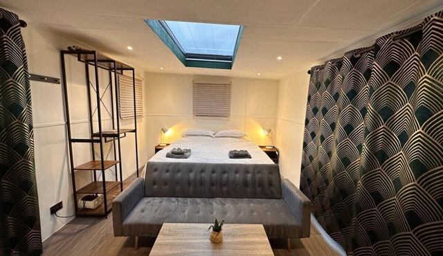 Chalet with Skylight, Patio,Ensuite + HotTub/Sauna