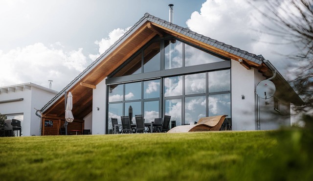 Chalet100 with private beach, sauna, fireplace and gallery on Lake Mühlfeld