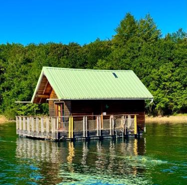 Chalets flottants lac de Saint Étienne Cantalès