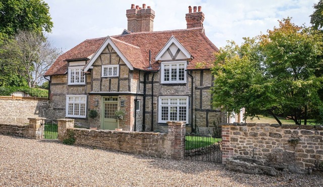 Challens Yarde is a large double fronted cottage, providing spacious, bright, and airy accommodation