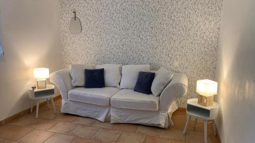 Chambre et salon 4 personnes, salle de bains et WC privés -sans cuisine- dans maison provençale chez l'habitant