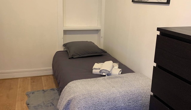 Chambre au RDC Dans Hôtel Meublé