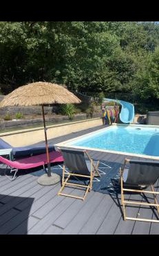 Chambres dans maison avec piscine