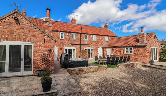 CHAMPAGNE COTTAGE, family friendly, with hot tub in Weaverthorpe