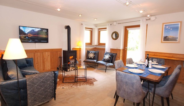 Champoluc centre next to ski lifts, 3 bedrooms , cosy log burner, Wifi, sleeps 6
