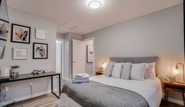 Chandler - Central 5 Bdrm Home, Workspaces & Wifi