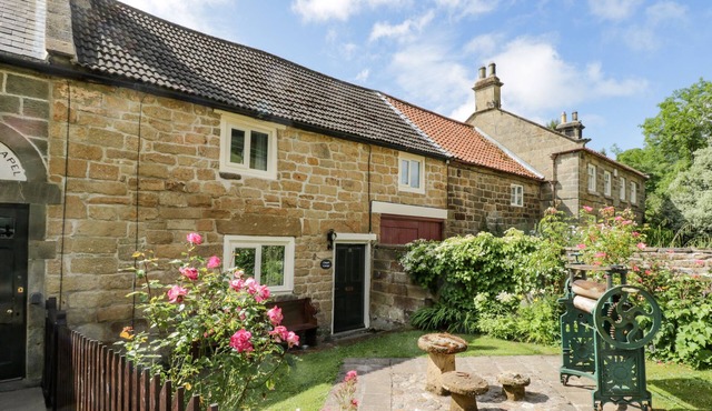 CHAPEL COTTAGE, pet friendly, with open fire in Saltburn-By-The-Sea
