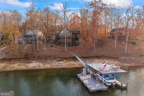 Chapman Cottage -Lakefront, Deep Water Dock-Party Deck, Paddleboard, Grills, Game Room, Pool table, Fireplace