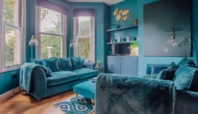 Character 1 bedroom apartment with garden & parking