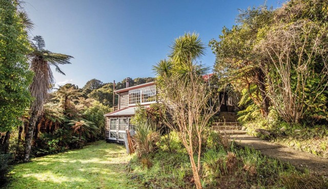 Character home Halfmoon Bay, close to everything