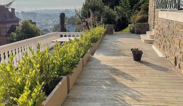 Character house facing Douarnenez bay