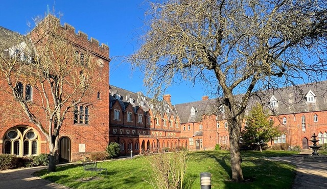 Character Victorian apartment close to Windsor town with secure parking