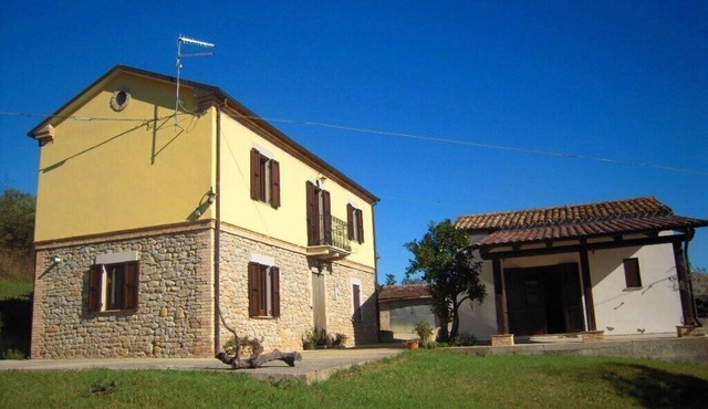Characteristic Country House, With Pool And Stunning Views Of Mountains