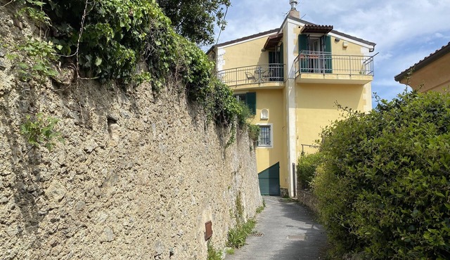 Characteristic terrat in historic hamlet 5 minutes from the sea!